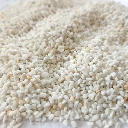 Противоскользящая каменная крошка для посыпки NOVOMIX АМ-5, белый мрамор NOVOMIX